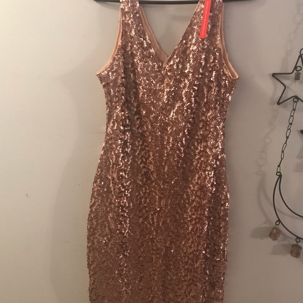 Beautiful gold sequin dress that fits med-XL!